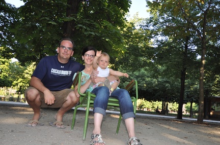 Family photo where daddy proposed in the Tuileries2